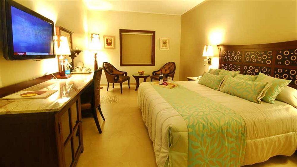 Sai Palace Hotel Mumbai Ngoại thất bức ảnh