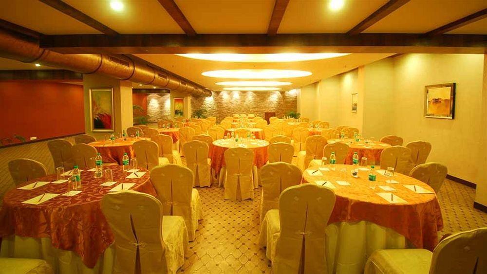 Sai Palace Hotel Mumbai Ngoại thất bức ảnh