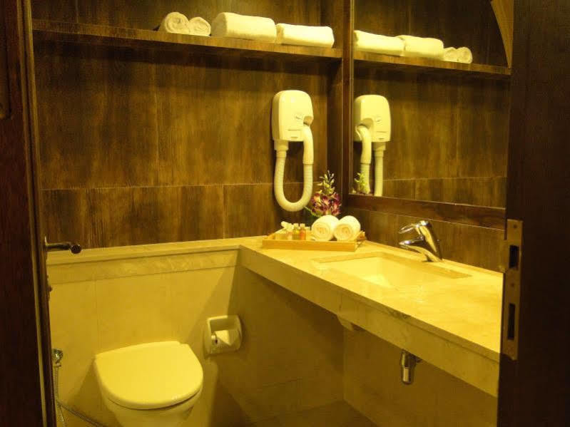 Sai Palace Hotel Mumbai Ngoại thất bức ảnh